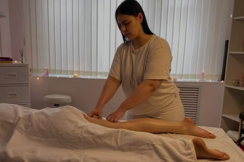 Стоковое видео категории «Премиум» — Нежная девушка делает массаж рук женщине
