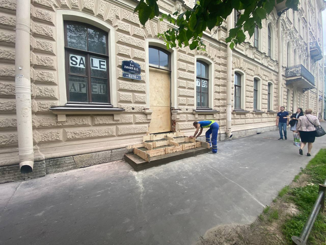 В доме Макаровых в Петербурге незаконно прорубили фасад, виновникам грозит  уголовное дело - 12 июля 2023 - ФОНТАНКА.ру