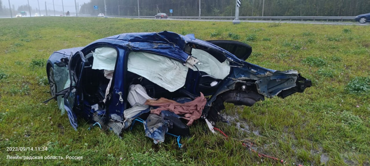 В разорванном BMW на трассе «Скандинавия» погибла женщина и тяжело пострадал ребенок