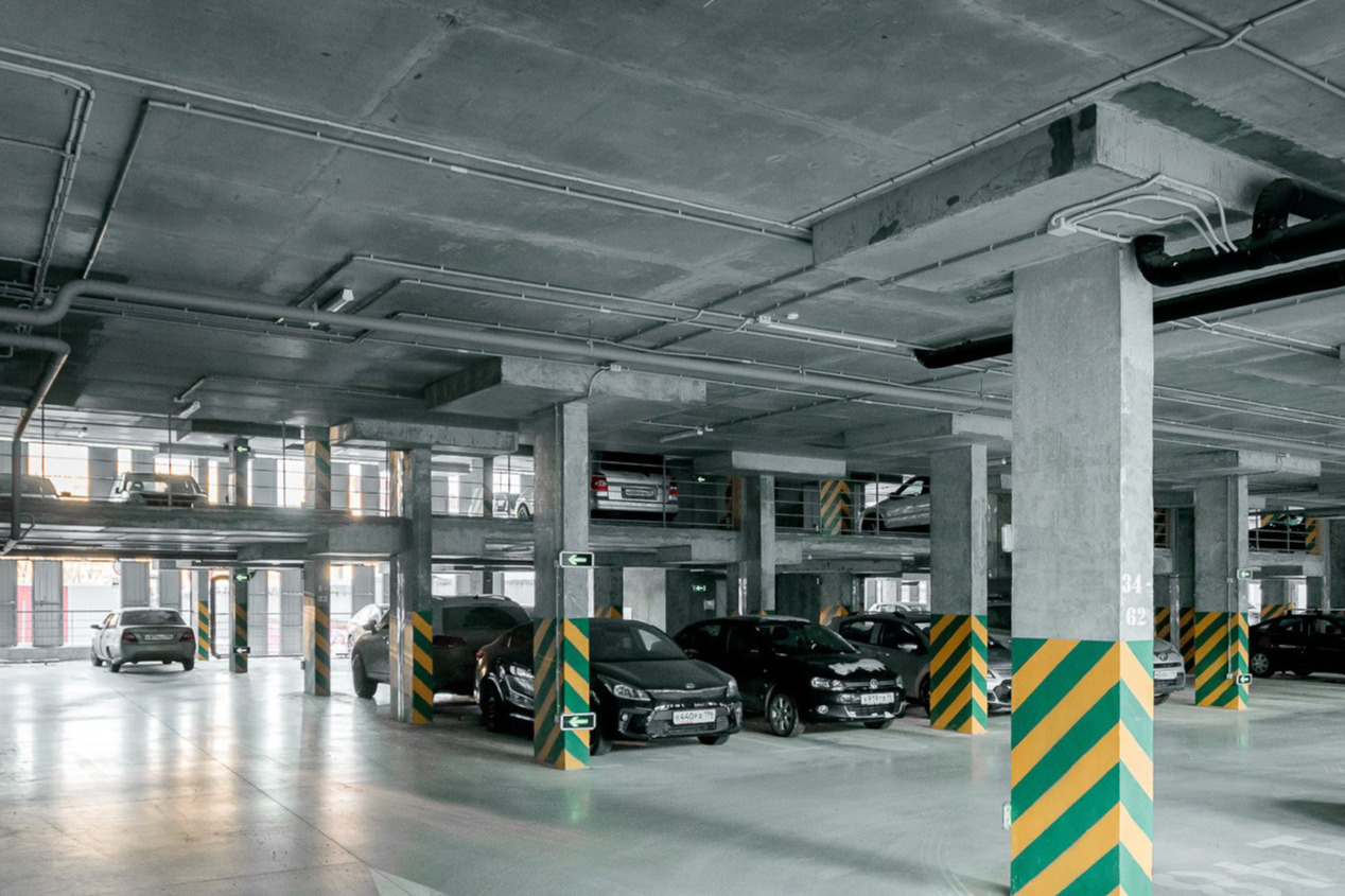 Строительство наземного паркинга обходится в два раза дешевле подземного, и цены на машино-места там тоже ниже