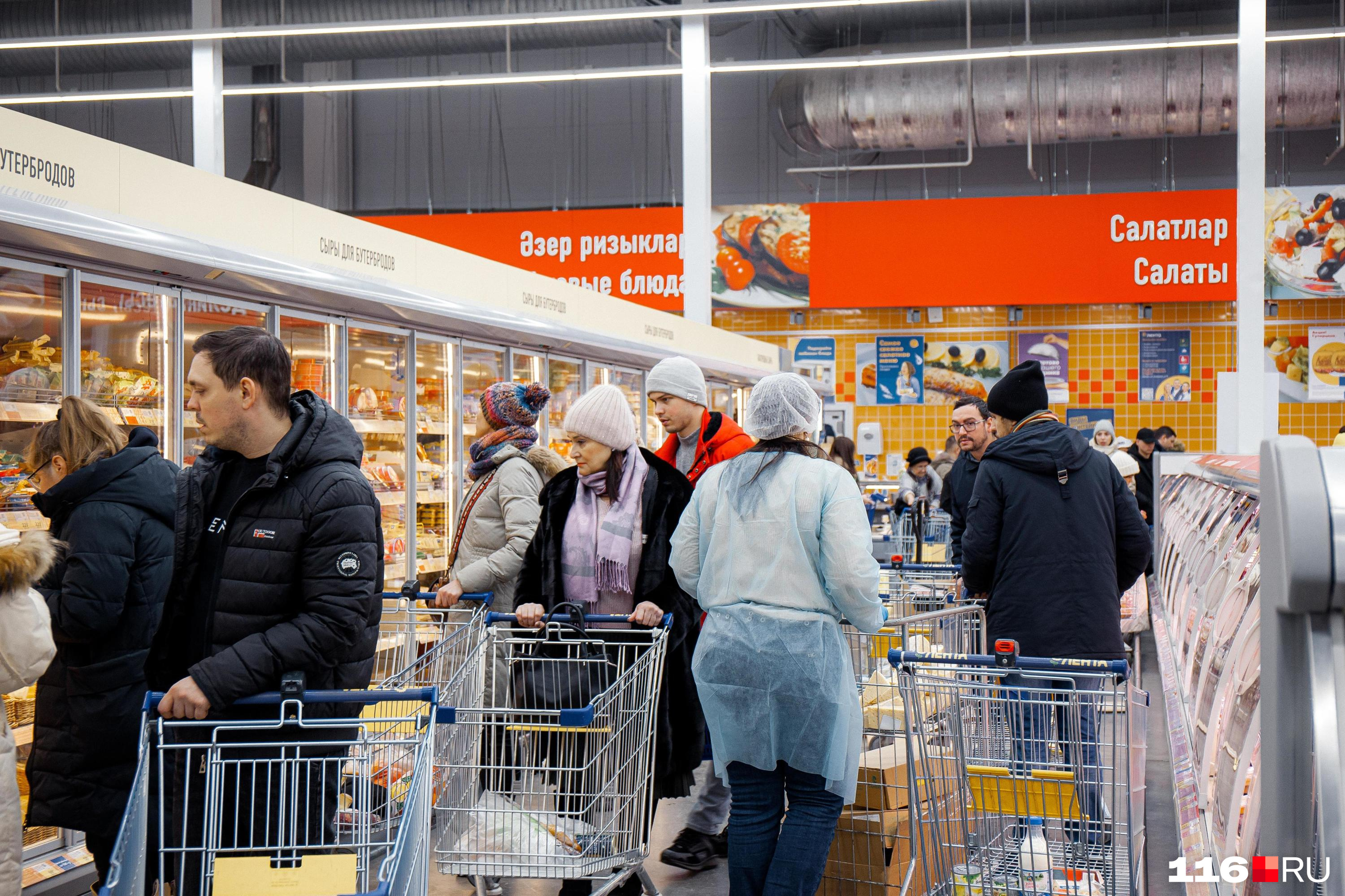 В последние дни в магазинах и торговых центрах ажиотаж