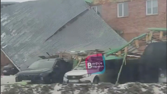 В Барнауле ветер сдул крышу со здания — видео