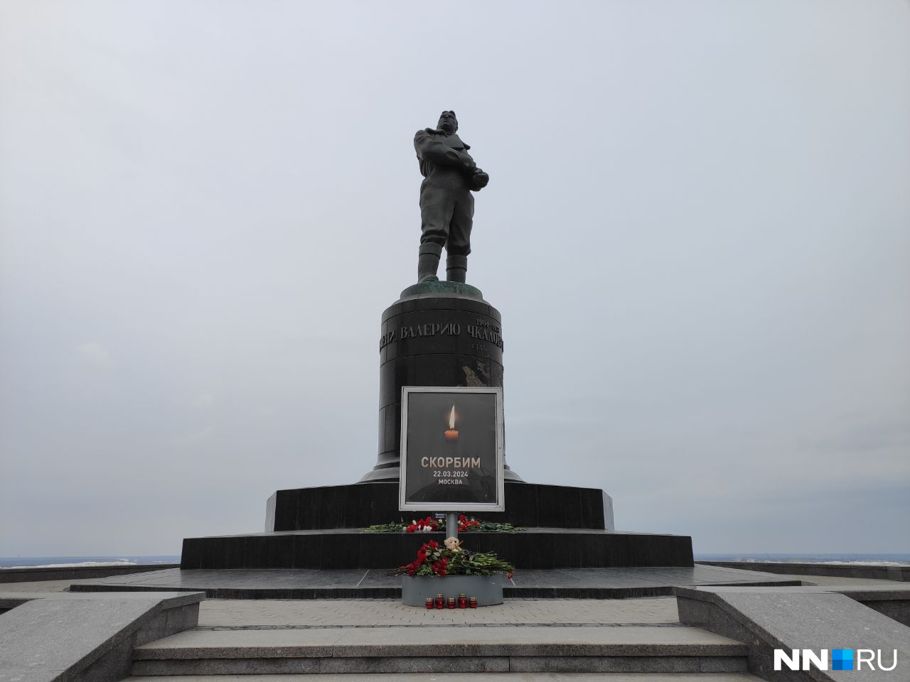 Кадры с места стихийного мемориала в Нижнем Новгороде. Его создали в память о жертвах теракта в Москве