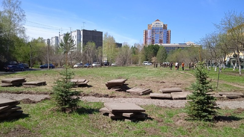Вместо полянки будет плац: в красноярском Академгородке возле военного учебного центра строят патриотическую площадку