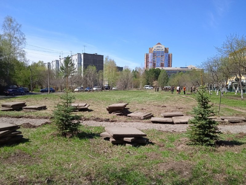 Вместо полянки будет плац: в красноярском Академгородке возле военного учебного центра строят патриотическую площадку