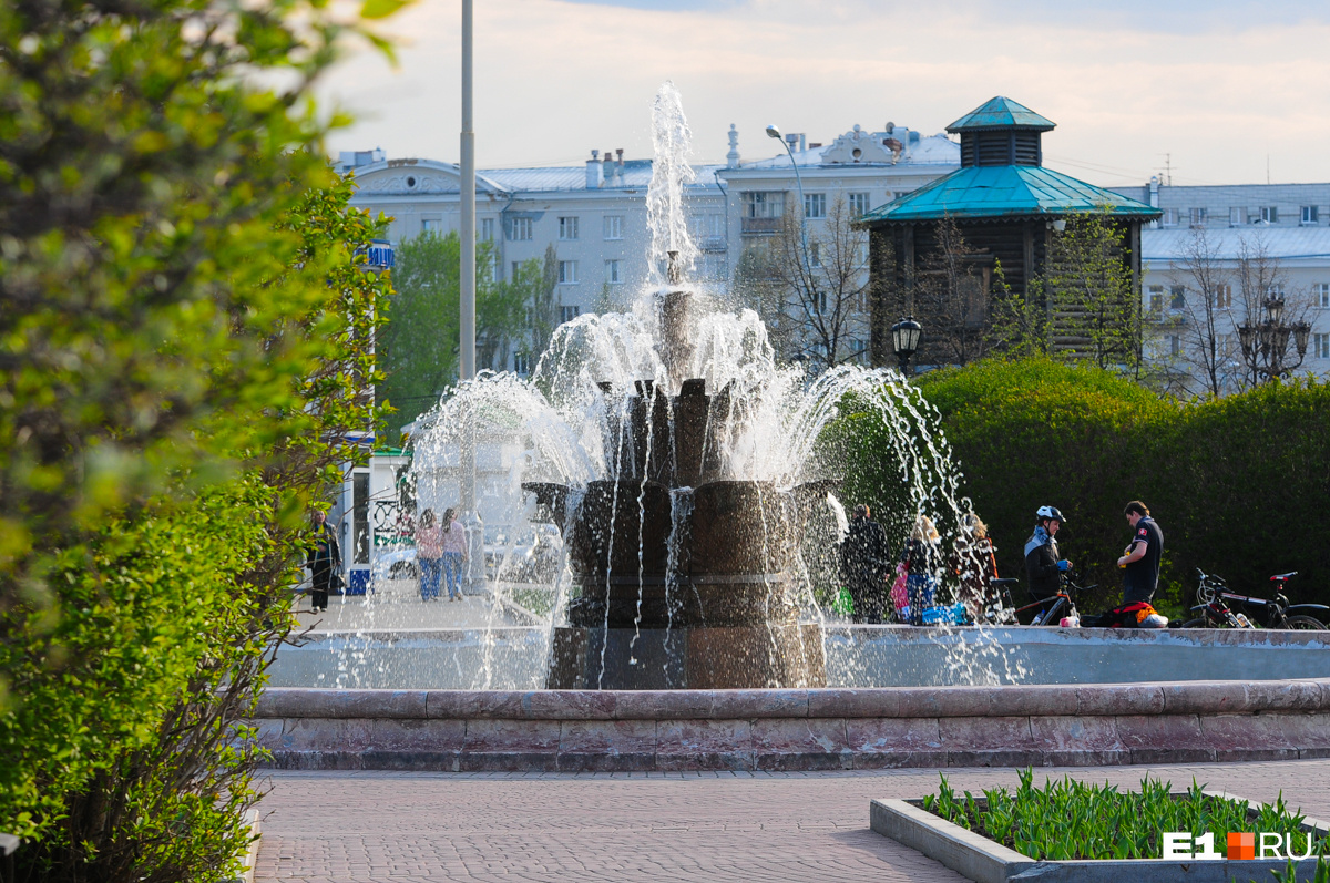 В центре Екатеринбурга в городском фонтане утонул молодой мужчина