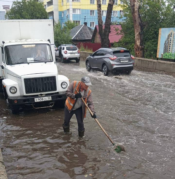 «Плывем конкретно»: во что ливень превратил Барнаул всего за час — видео