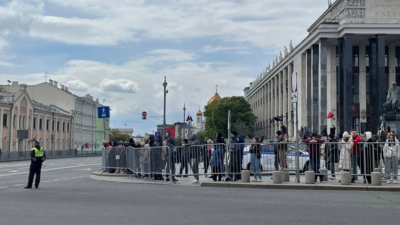Толпы горожан, железные заборы и патрули Росгвардии. Центр Москвы после парада Победы оцепили силовики