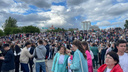 На Михайловской набережной собралась толпа нарядной молодежи — что там сейчас происходит