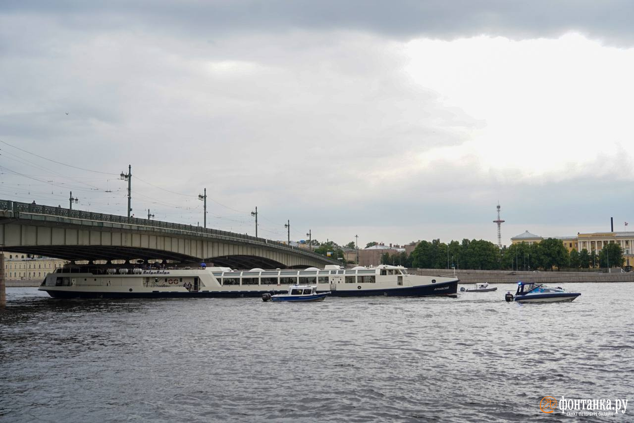 Теплоход-ресторан «Волга-Волга» застали на Неве в компании 5 полицейских катеров