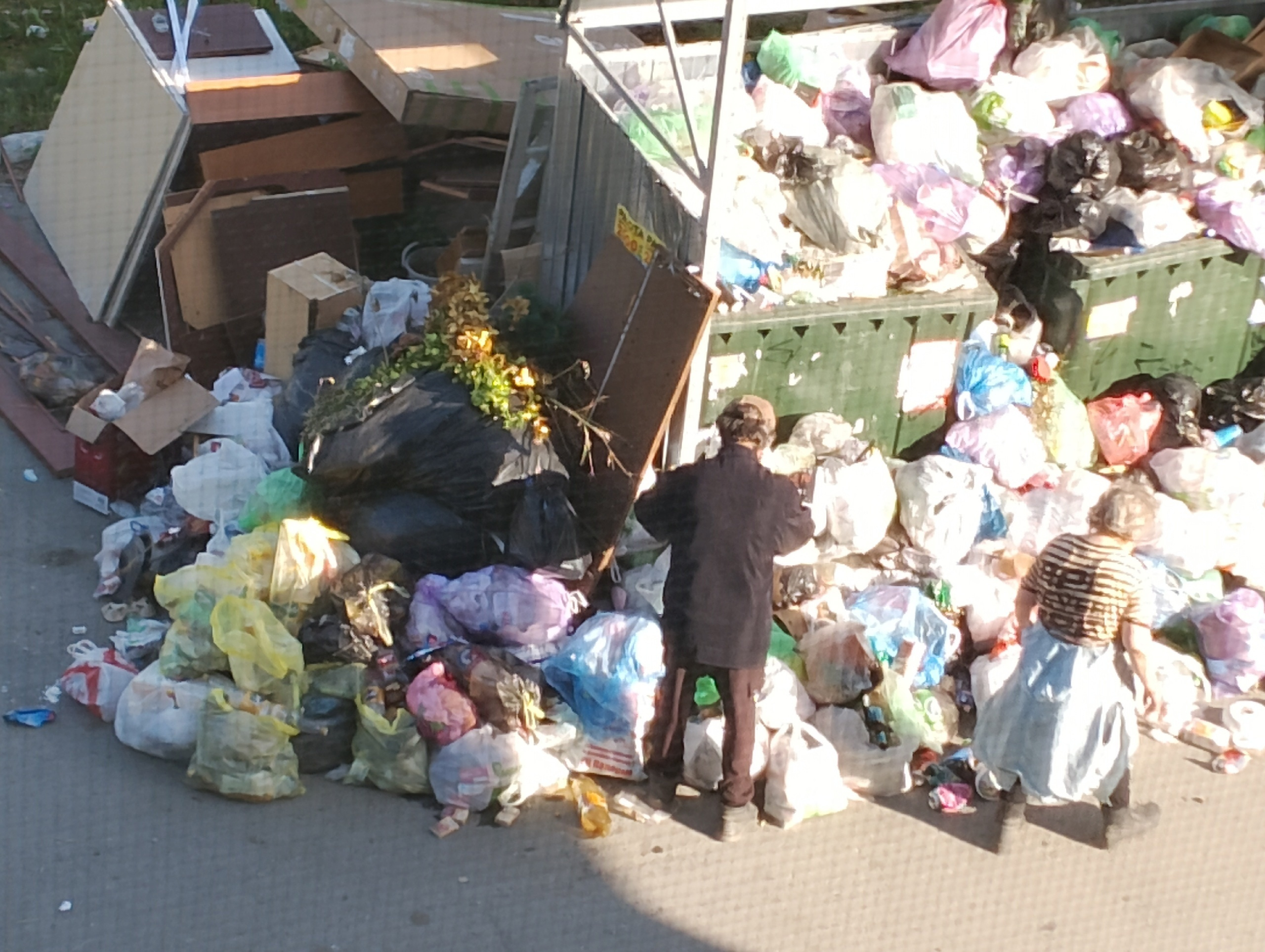 В Свердловской области города погрязли в мусоре из-за одной компании. Люди жалуются, что им даже дышать нечем