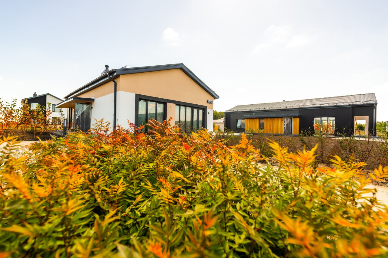 Деревенский домик у дороги. Патрик суэйзи дом у дороги. Патрик суэйзи дом у дороги. Дом у дороги 2024 выход. Ранчо в нью мексико патрика суэйзи.