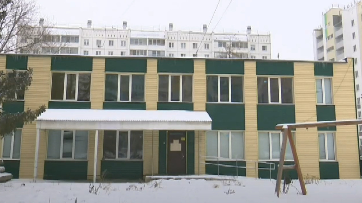 «В транспорте не встать, а на такси — 600 рублей»: жители Чурилово устали возить детей к врачам в другие районы