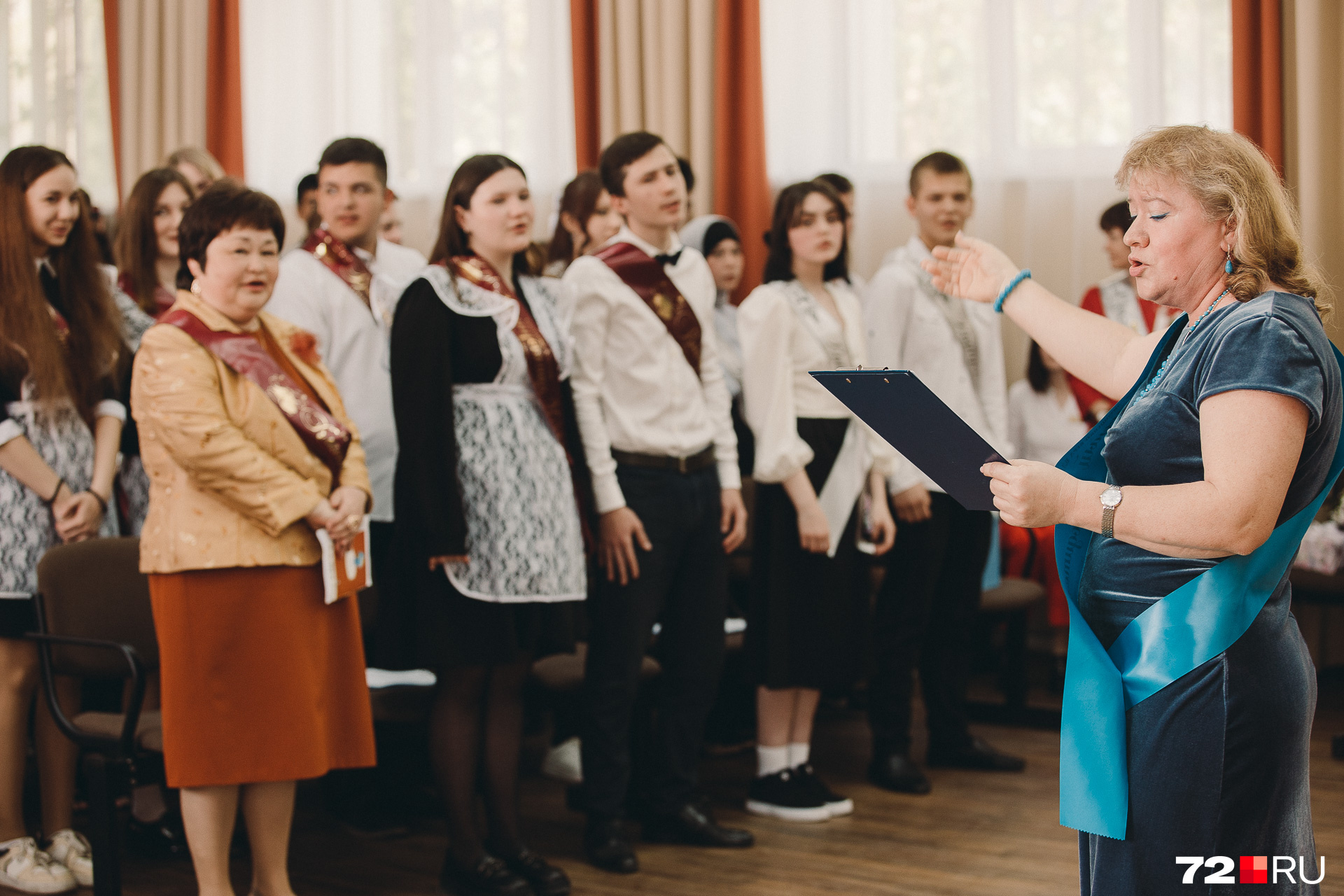 Потом со своим ответом вышли и учителя. Кто-то не сдерживал слёз, а кто-то до конца пытался быть на позитиве Потом со своим ответом вышли и учителя. Кто-то не сдерживал слёз, а кто-то до конца пытался быть на позитиве