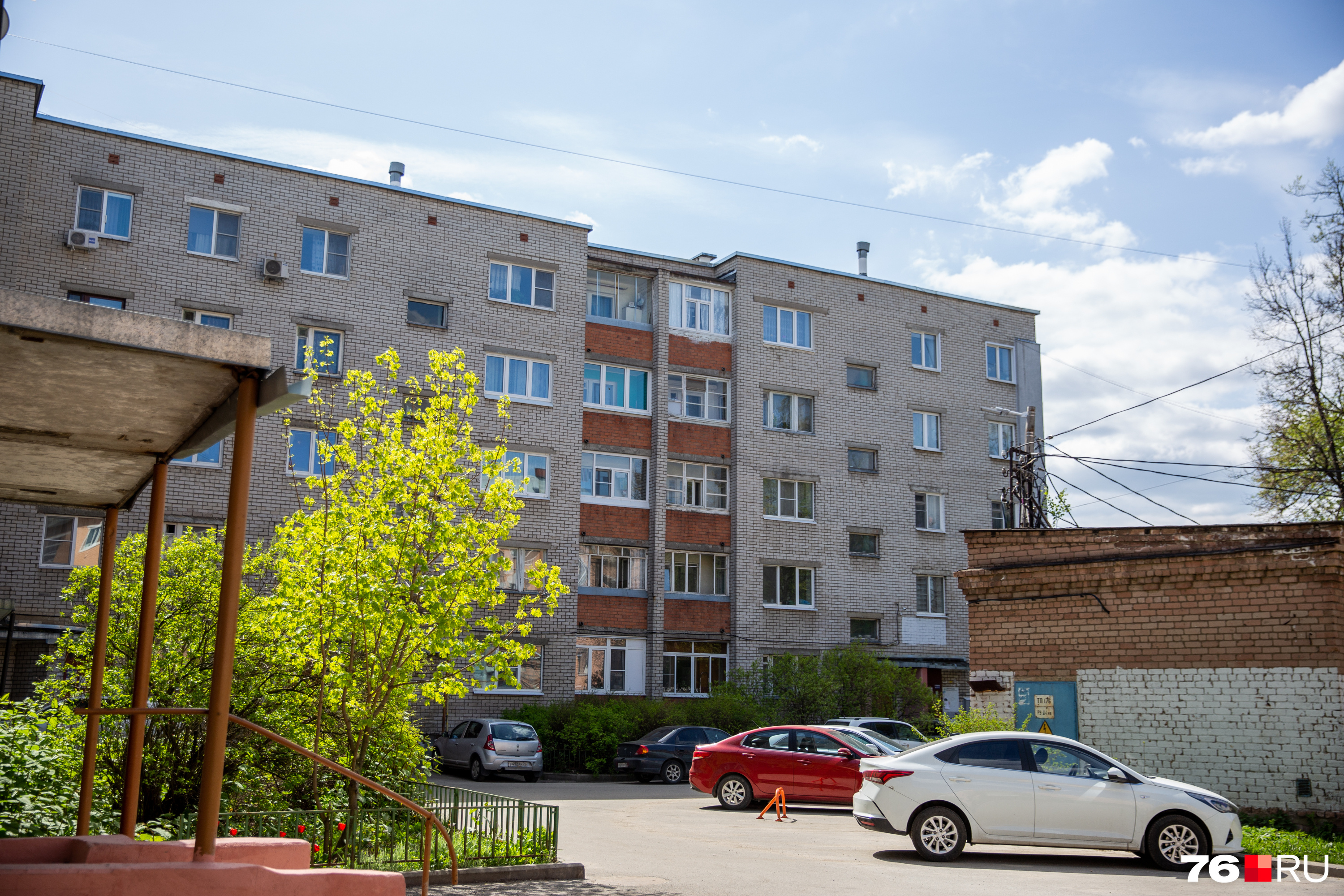 Дом находится в центре Ярославля, в паре минут от Волжской набережной