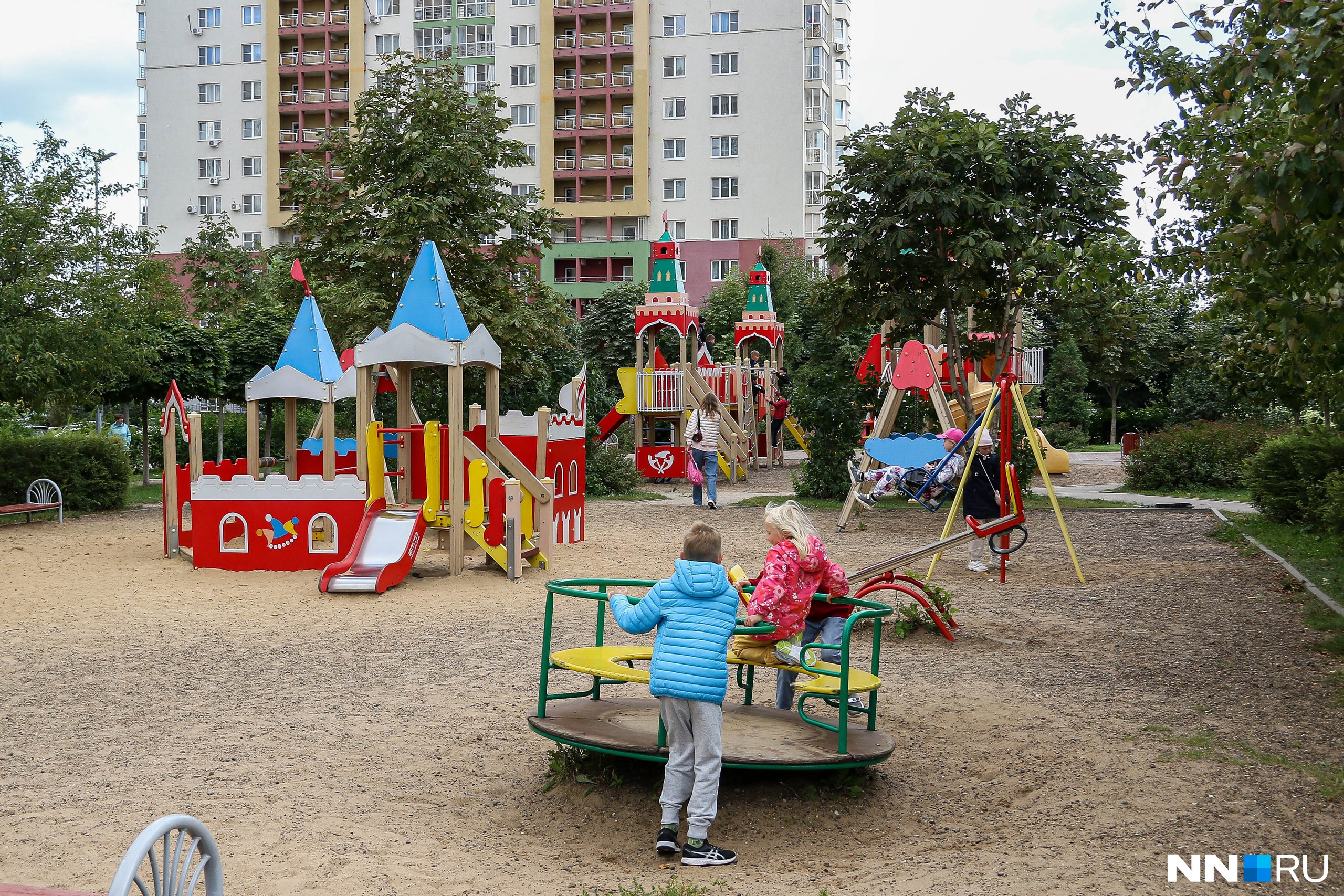 Аттракционы на детских площадках выглядят современными