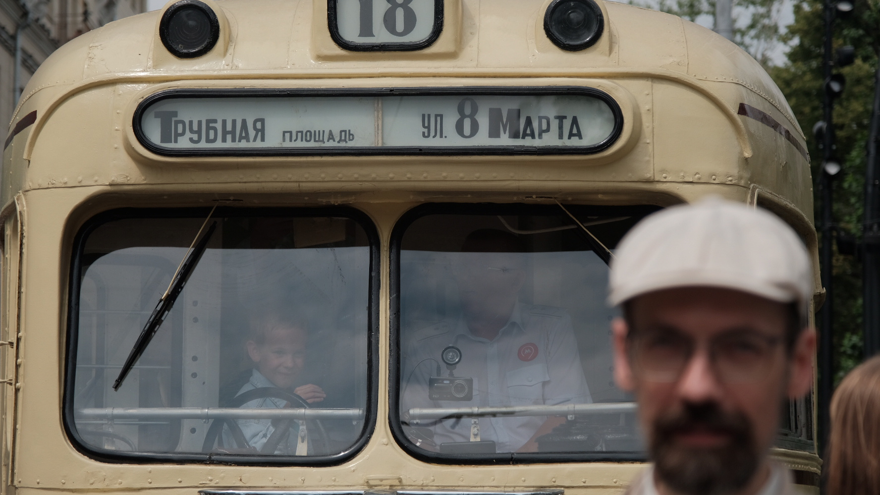 Трамваи разных эпох, бесплатная еда и толпы людей. Как в Москве прошел парад ретроавтомобилей