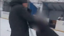 Новосибирец устроил потасовку с подростками на хоккейной коробке — драка попала на видео