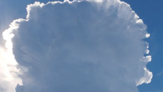 Будто ядерный гриб! Самарцы сняли на фото странное облако в небе