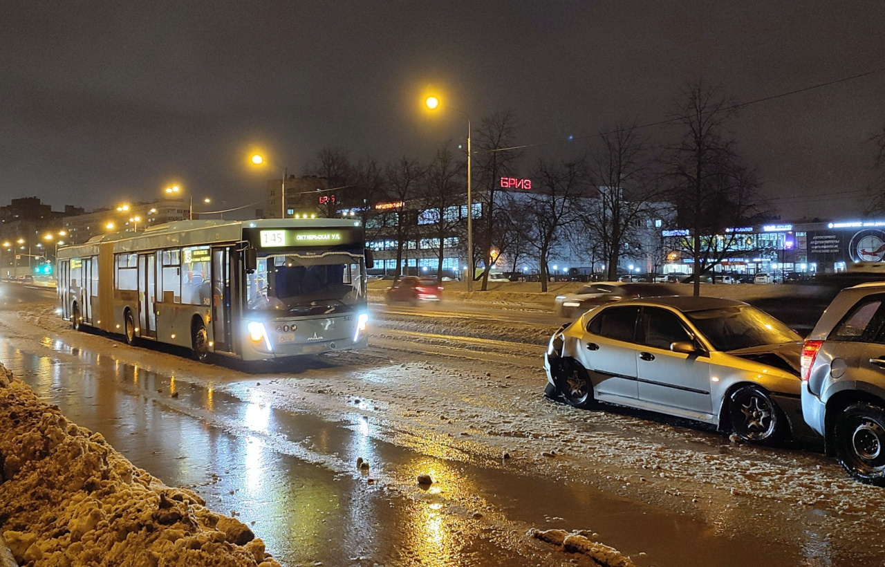 Фото и видео: Два ДТП с автобусами произошли на проспекте Маршала Жукова в  Петербурге за утро - 25 января 2024 - ФОНТАНКА.ру