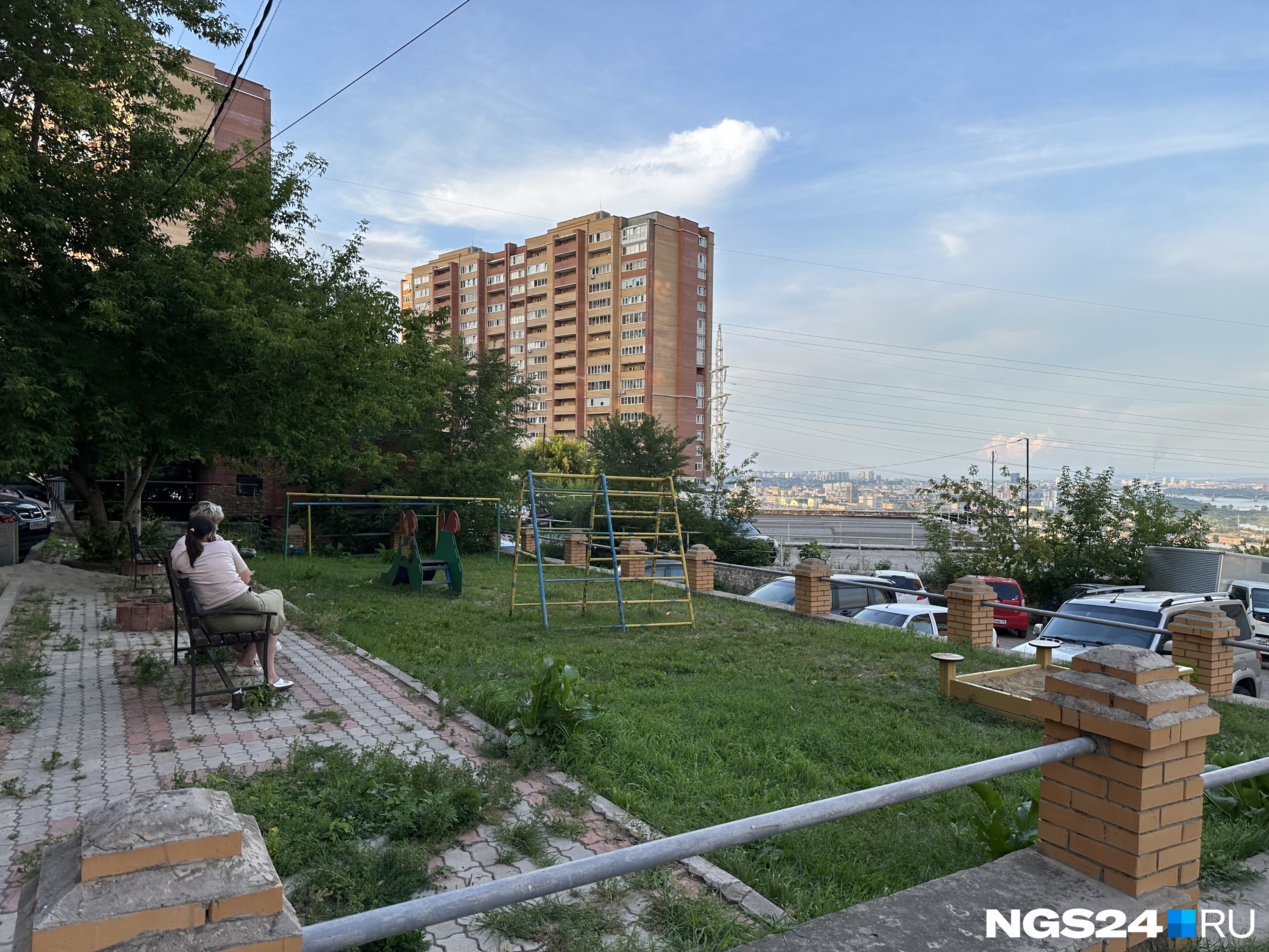 Жильцы дома с горькой усмешкой показали нам детскую площадку: всё поросло травой, краска на снарядах облупилась, а рядом с песочницей кто-то высадил хрен Жильцы дома с горькой усмешкой показали нам детскую площадку: всё поросло травой, краска на снарядах облупилась, а рядом с песочницей кто-то высадил хрен