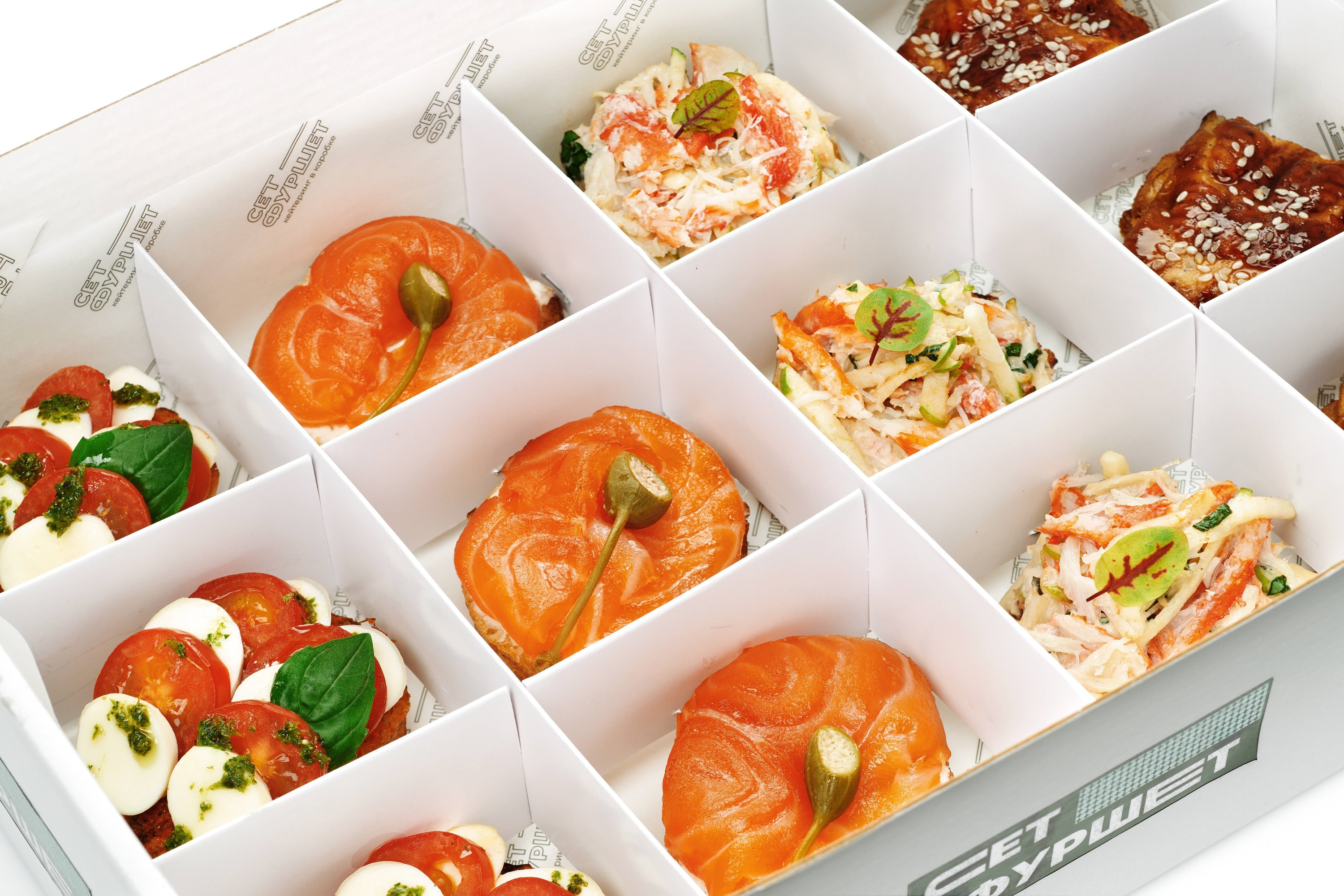 Все блюда доставляют в красивых коробочках — их можно поставить на стол даже без сервировки