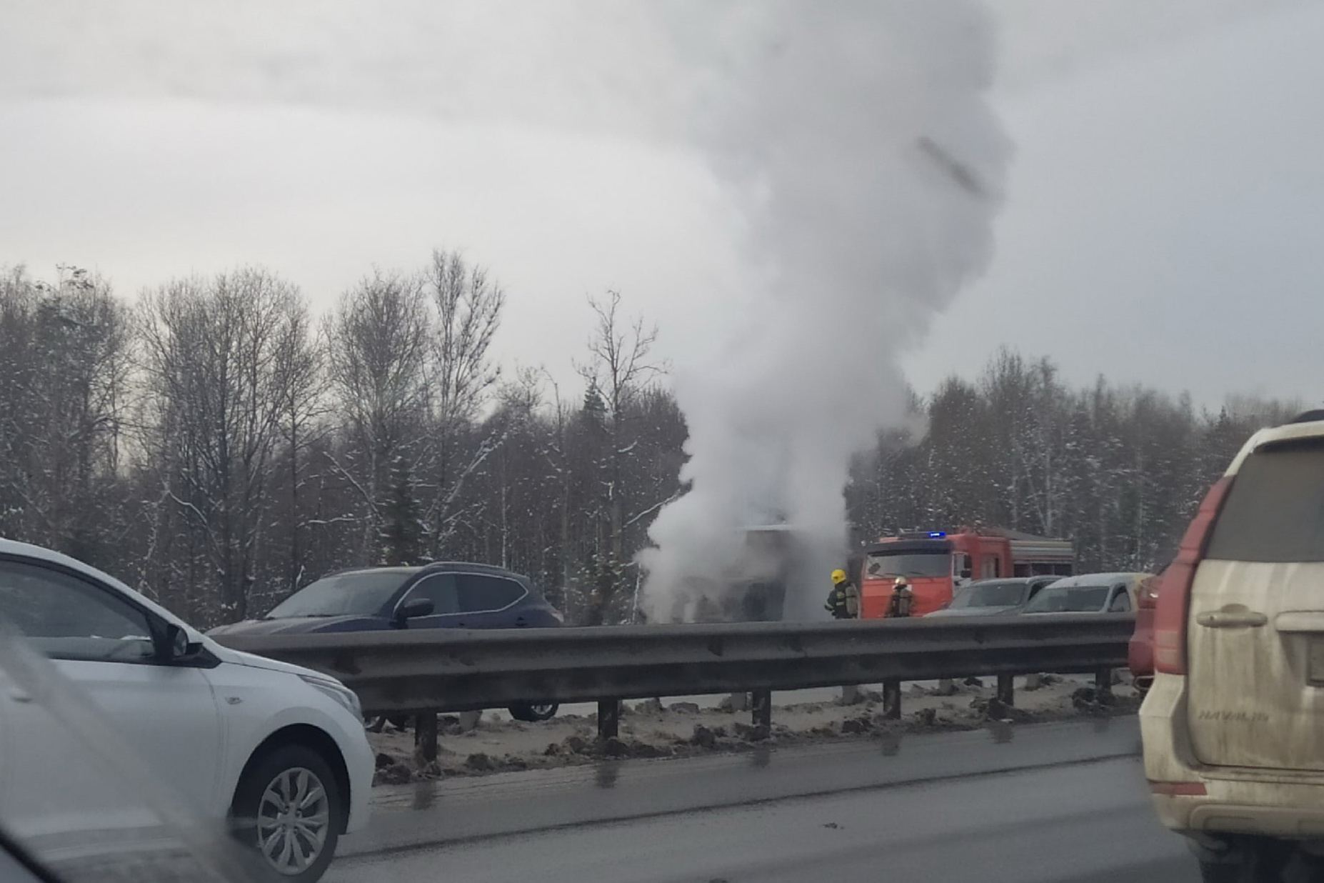 Видео: Грузовая «ГАЗель» загорелась и собрала многокилометровую пробку на  КАД Петербурга - 30 марта 2023 - ФОНТАНКА.ру