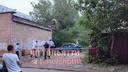 «Там мухи летают и вонь стоит!» В Тольятти около жилого дома нашли труп. Он лежал в синей «классике»