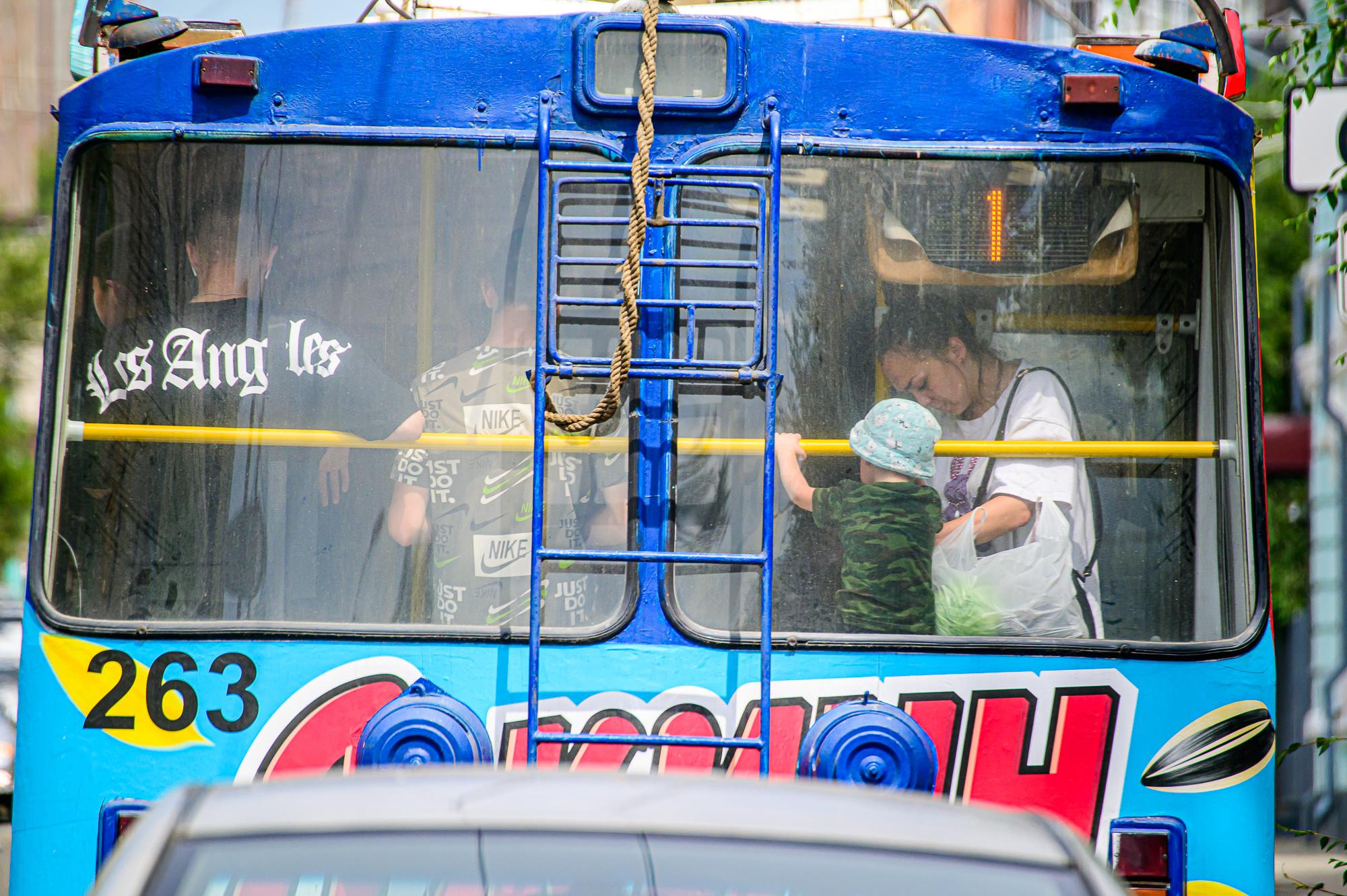 Троллейбусы изменили маршрут из-за затопленной улицы в Чите