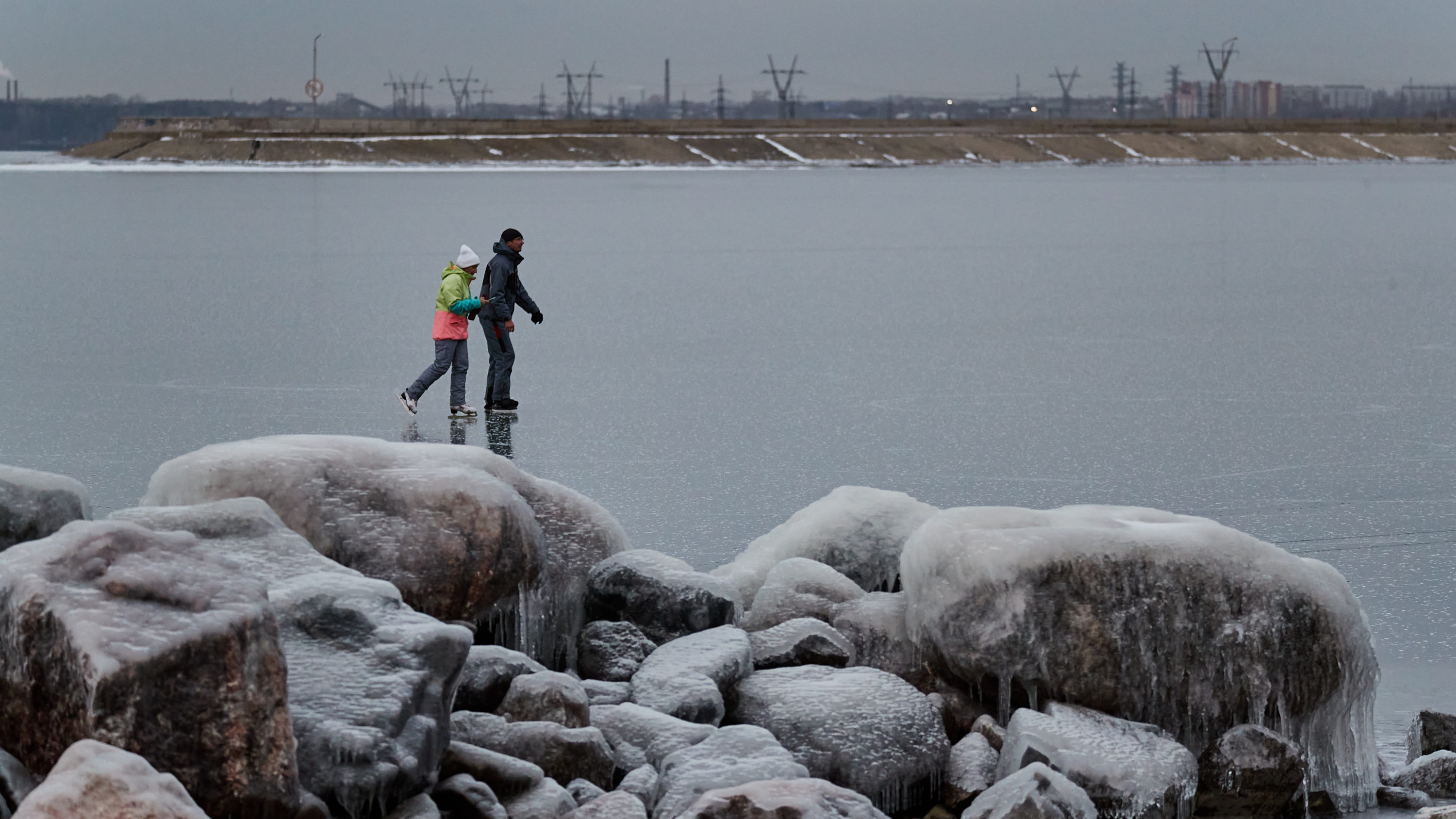 Поймали момент: новосибирцы вышли прокатиться на коньках по Обскому морю — показываем фото