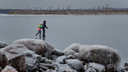 Поймали момент: новосибирцы вышли прокатиться на коньках по Обскому морю — показываем фото