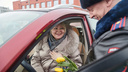 Остановка по требованию. Автоинспекторы раздали женщинам в машинах цветы — 10 ярких весенних фото из Новосибирска