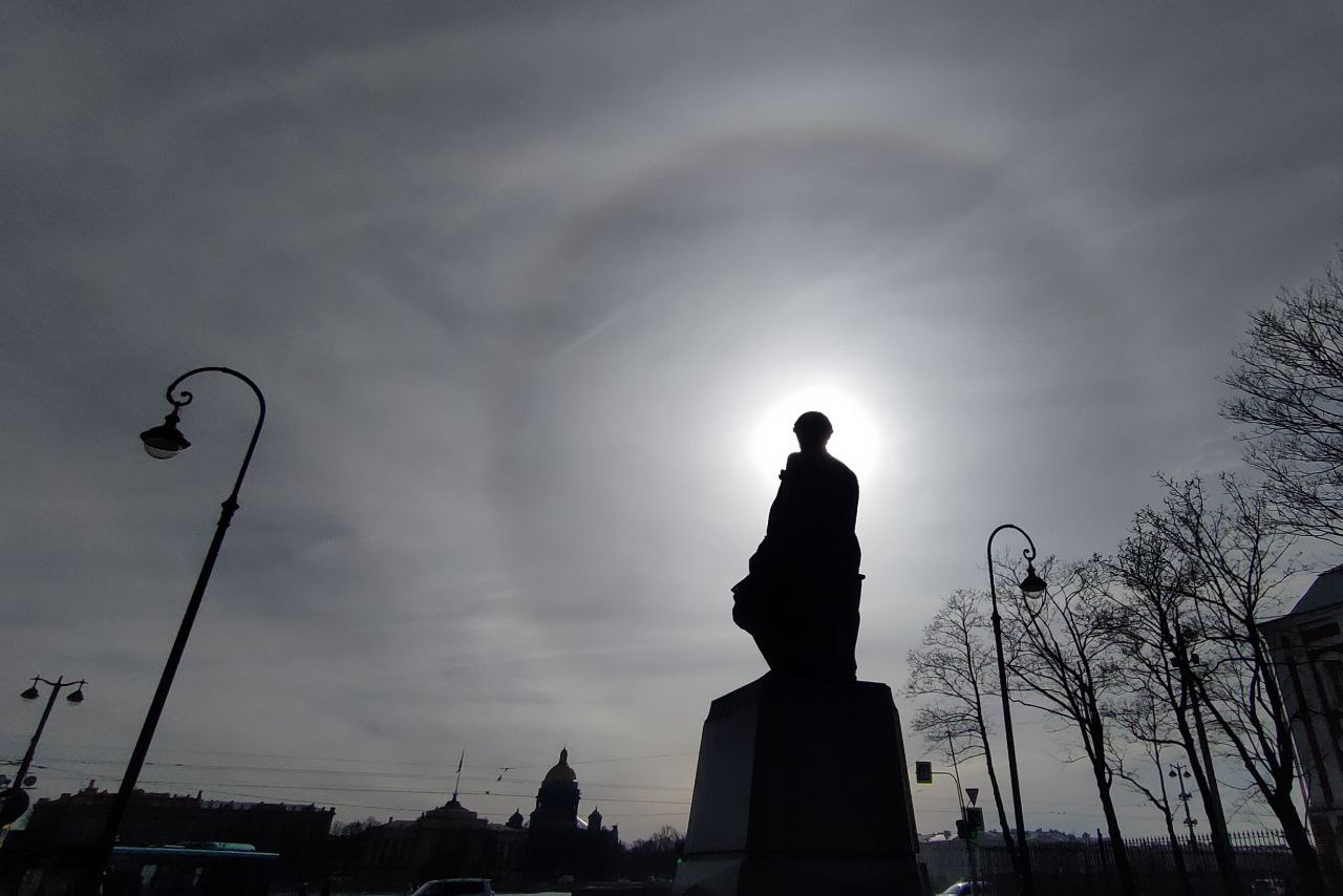 Солнце в «нимбе»: петербуржцы встретили утро с оптической иллюзией