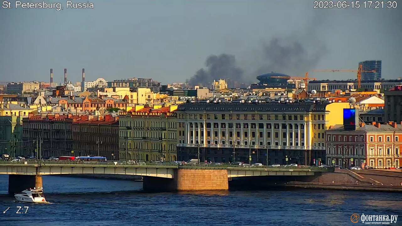 Что за дым за мостом Александра Невского в Петербурге, пожар, что горит - 15  июня 2023 - ФОНТАНКА.ру