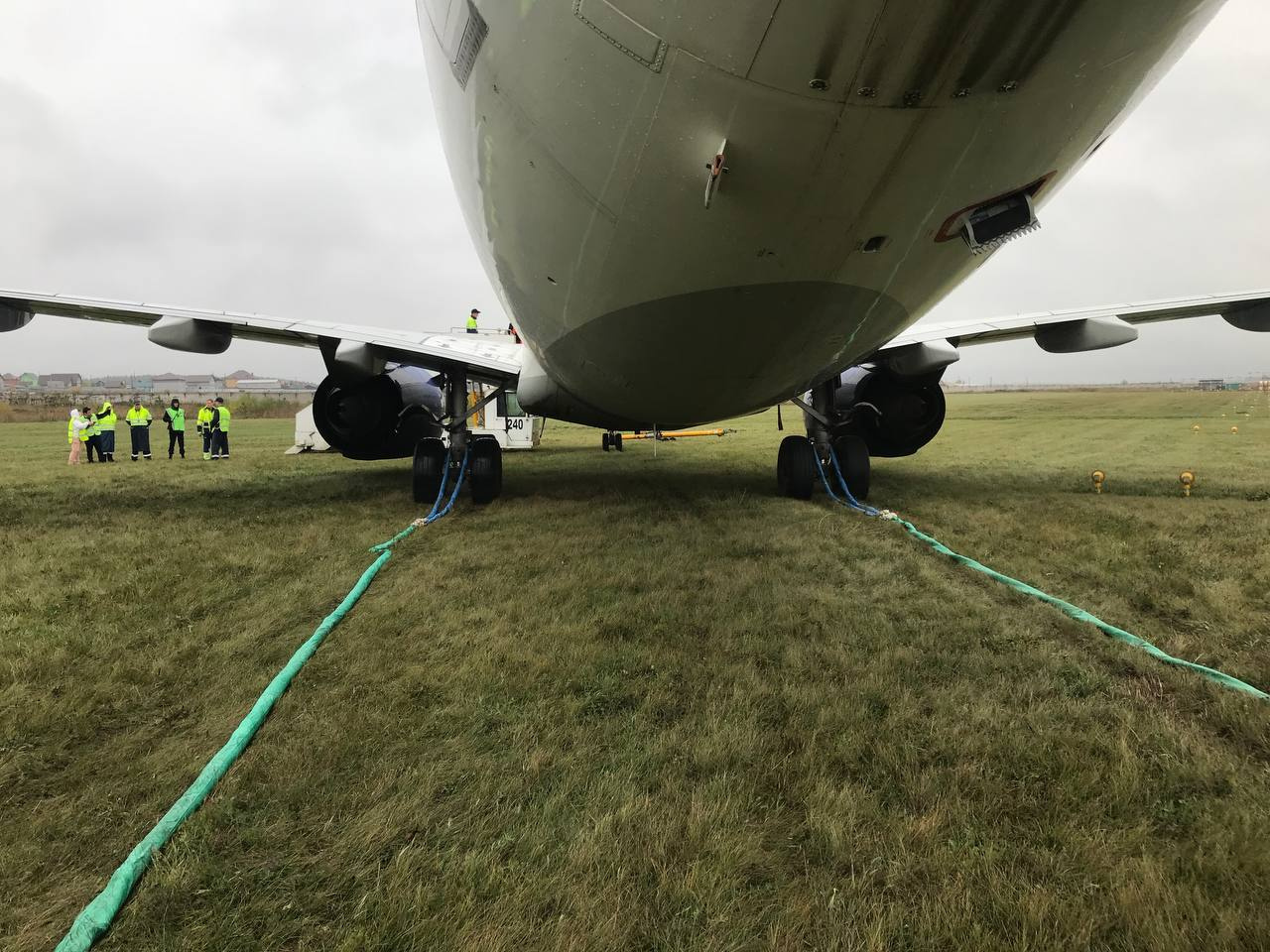 Самолет AnadoluJet выкатился за пределы полосы в аэропорту Перми, видео -  22 сентября 2023 - ФОНТАНКА.ру