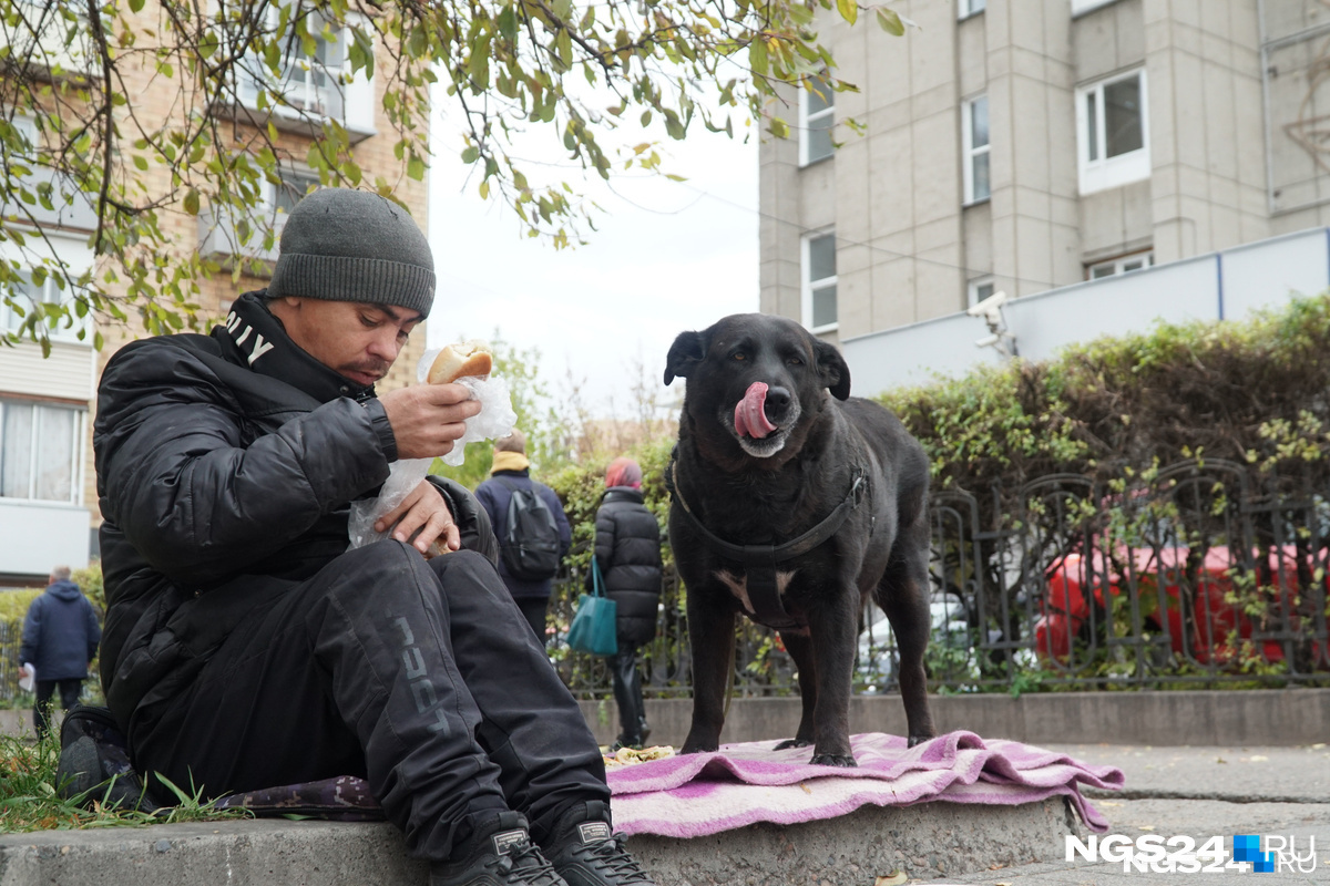 Еще один известный красноярец, работающий на улице, — попрошайка Виктор Романенко и его напарница, собака Линда
