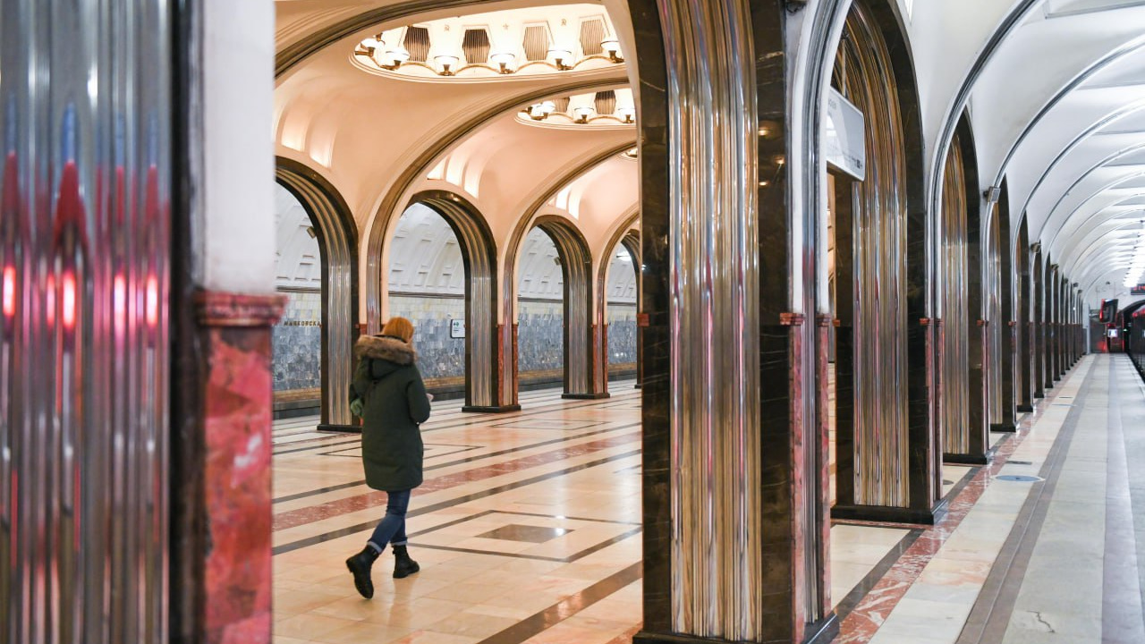«Не зря иностранцы с экскурсоводами толпами ходили»: москвичи выбрали самую красивую станцию метро