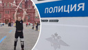 Казак на Красной площади. В Москве задержали трюкача, размахивающего саблями под музыку Газманова