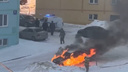 На правом берегу Новосибирска вспыхнул автомобиль — видео пожара