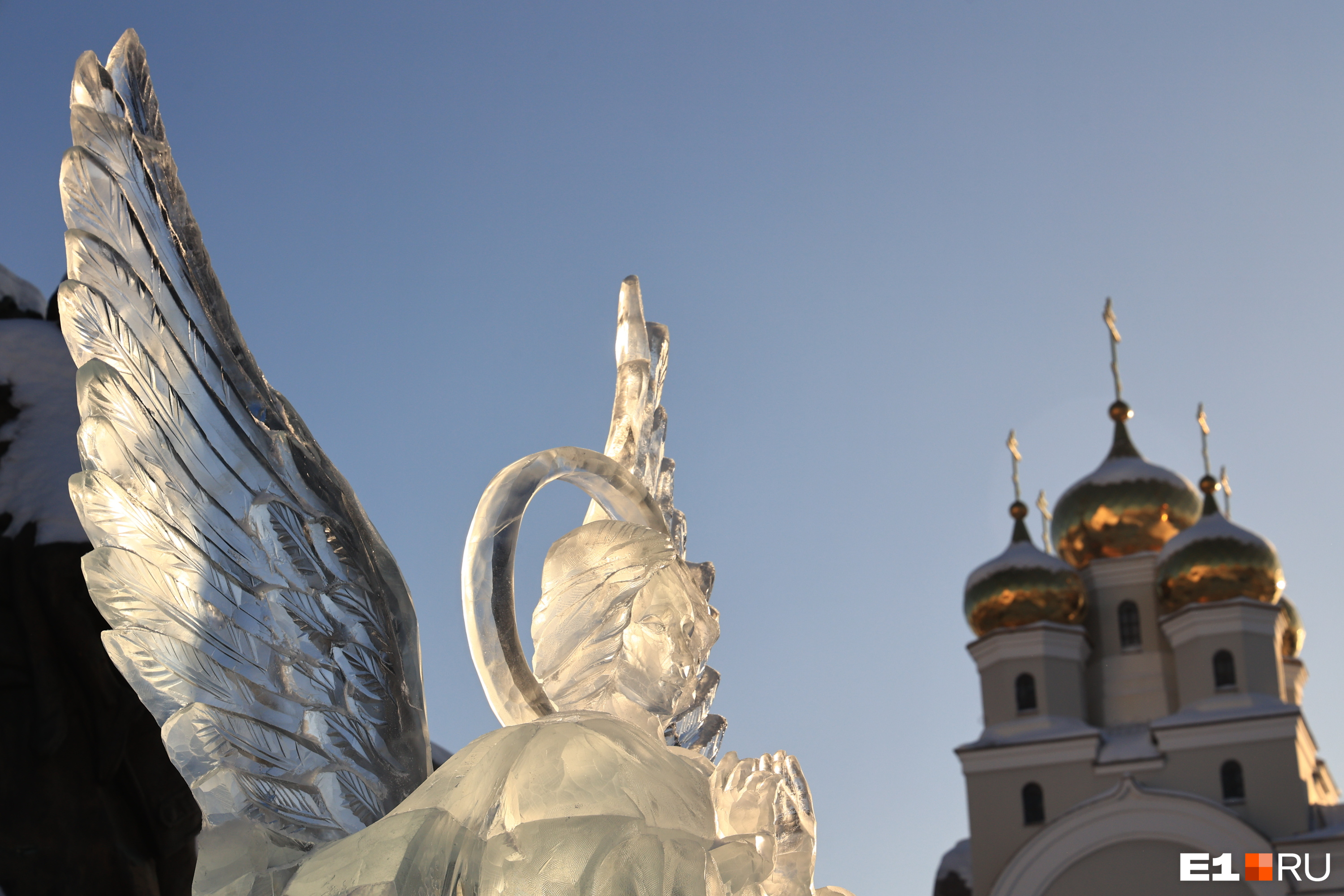 Десятки человек приехали в Екатеринбург, чтобы сделать скульптуры изо льда: показываем их невероятные творения