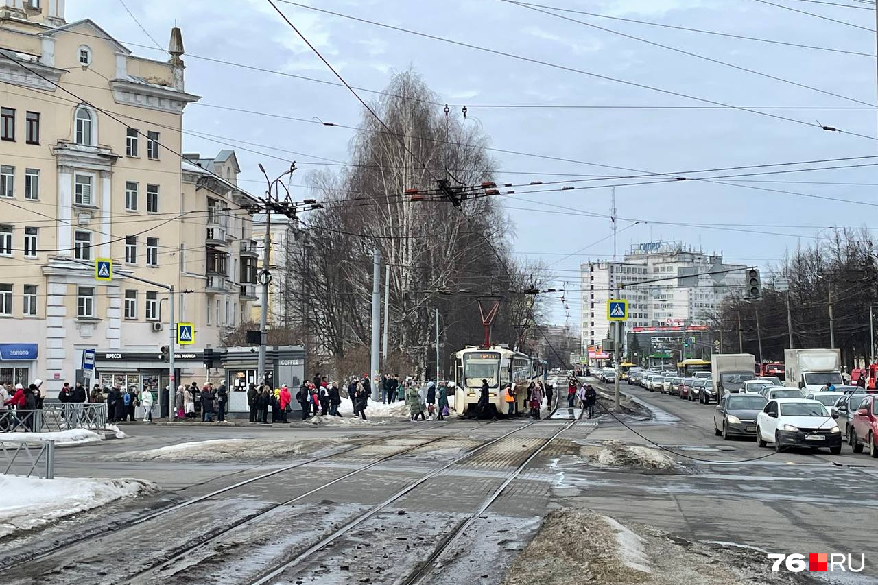 В Ярославле из-за пожара в сталинке на проспекте Ленина встали трамваи |  14.03.2024 | Ярославль - БезФормата