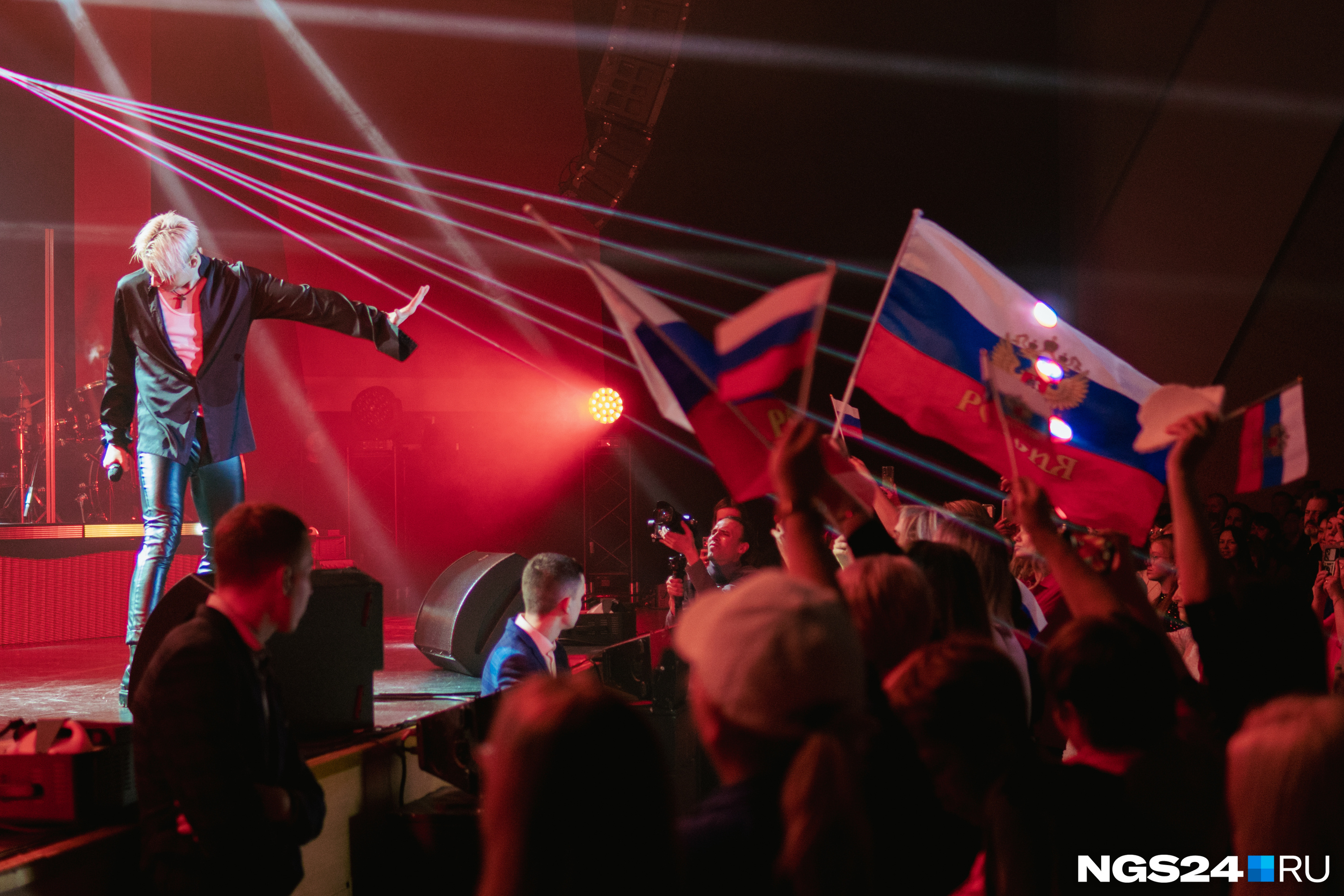 «Зарабатывает на патриотизме. Почему нет?»: SHAMAN в Красноярске сверкал ремнем из гильз, а зрителям дарили бумажные сердца