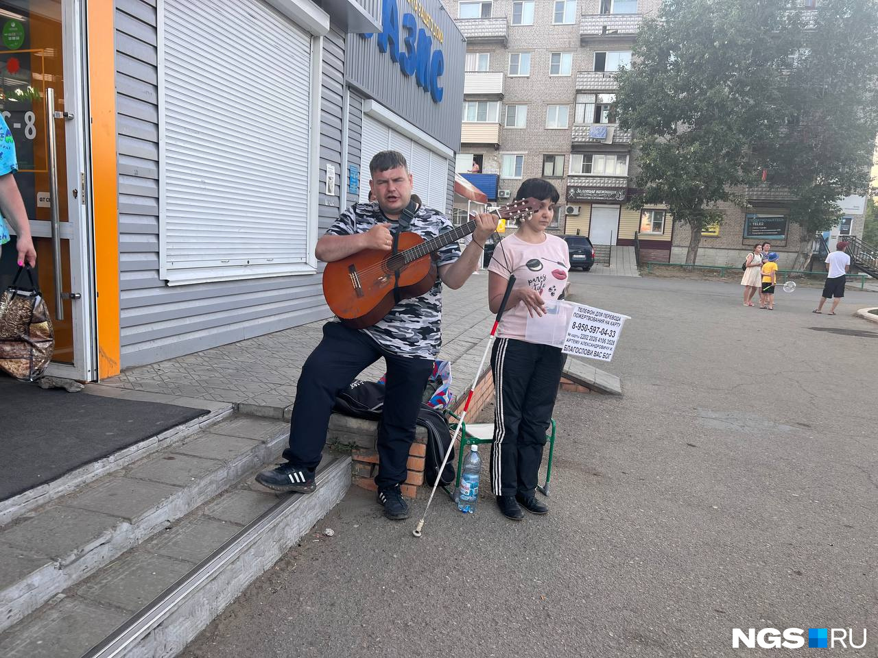 В городке много уличных музыкантов В городке много уличных музыкантов