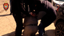 В наручниках и на коленях: ФСБ показала задержание по делу главы департамента градостроительства Самары