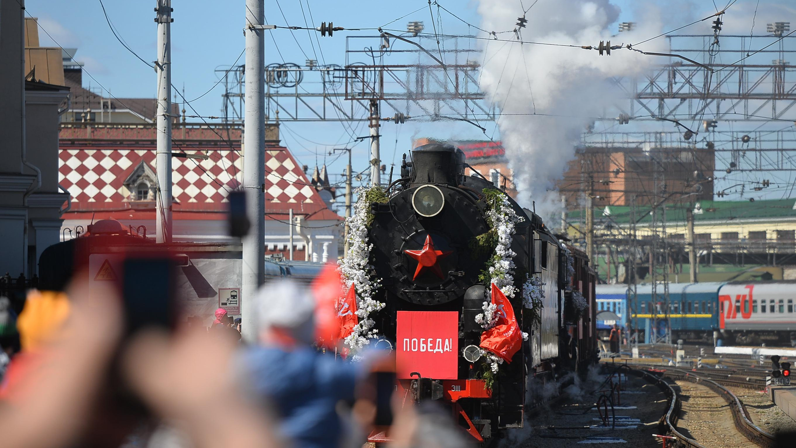 На вокзал в Екатеринбурге приехал поезд, груженный пушками и танками: прямой эфир