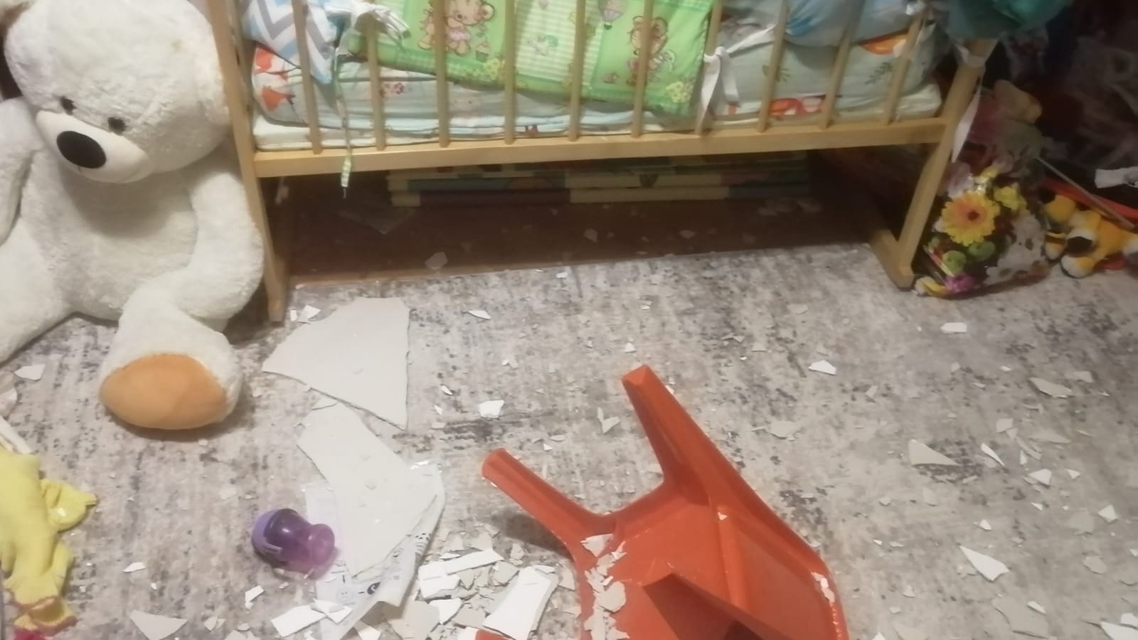 В новостройке в Солнечном обвалилась штукатурка с потолка, пока семья была дома