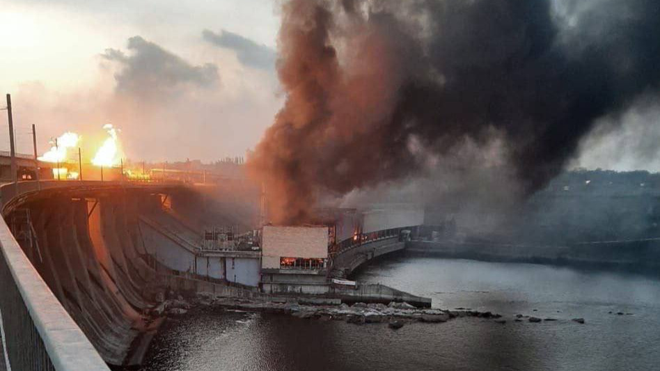 По Украине была нанесена мощная серия ударов — на ДнепроГЭС пожар, в Харькове нет света