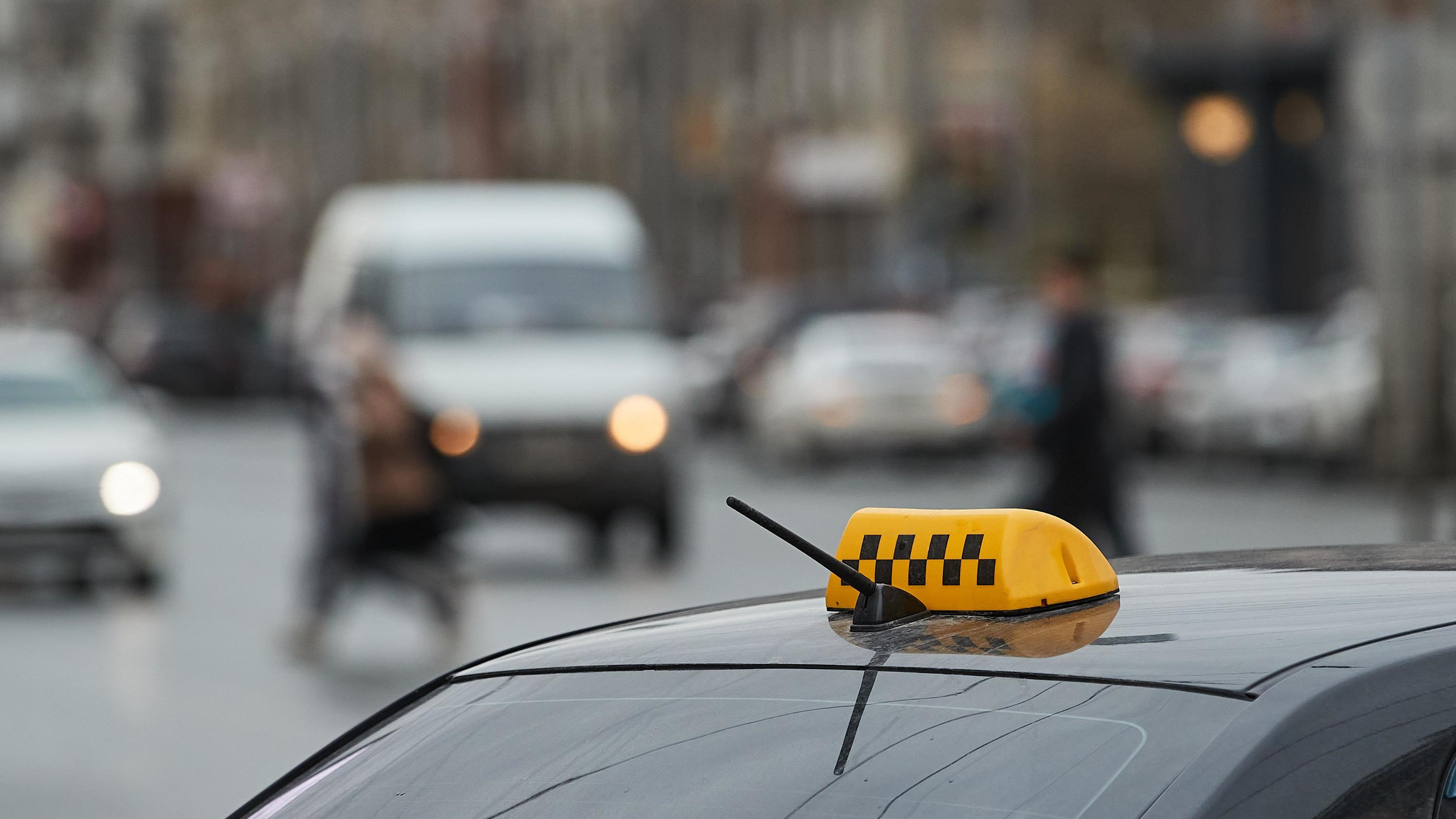 Не выпущу из такси: таксист-иностранец угрожал подростку из-за 370 рублей