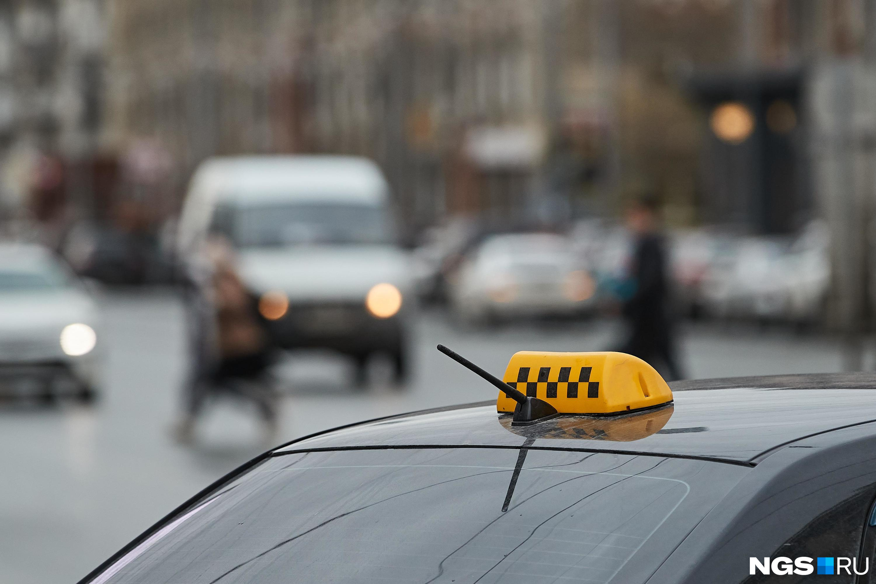 Оскорблял и распылил перцовку в лицо пассажирке: в Барнауле оштрафовали агрессивного таксиста