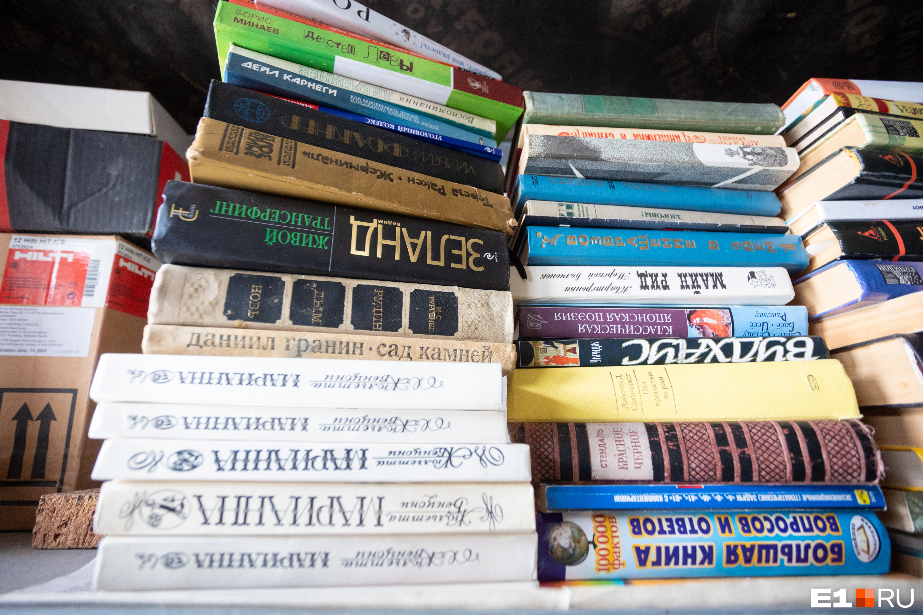 В приют попадают книги разных жанров. Часто сдают, например, «Мастера и Маргариту» Булгакова, но эта книга не залеживается на полке — быстро находит нового читателя В приют попадают книги разных жанров. Часто сдают, например, «Мастера и Маргариту» Булгакова, но эта книга не залеживается на полке — быстро находит нового читателя